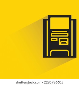 Atm mit Schatten auf gelbem Hintergrund