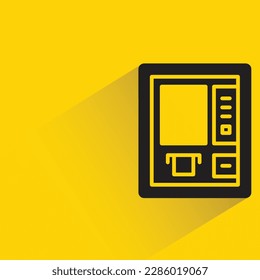 Atm mit Schatten auf gelbem Hintergrund