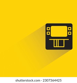 atm con sombra sobre fondo amarillo