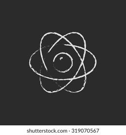 Mano átomo dibujada en tiza sobre un icono blanco vector de pizarra aislado en un fondo negro.