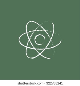Mano átomo dibujada en tiza sobre un icono blanco vector de pizarra aislado en un fondo verde.