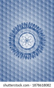 Atomsymbol in blauem Emblem mit geometrischem Muster. 
