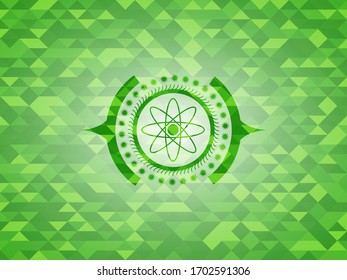 Atomsymbol in grünem Emblem mit dreieckigem Mosaikhintergrund. 