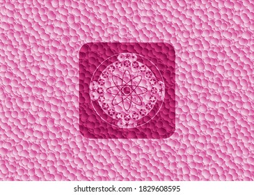 icono de átomo dentro de emblema rosa realista con fondo de burbujas. Ilustración vectorial. Detallado. 