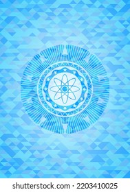 ícono de átomo dentro del emblema azul del cielo. Fondo mosaico. 