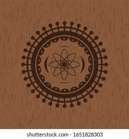 ícono de átomo dentro del emblema de madera. Vintage.