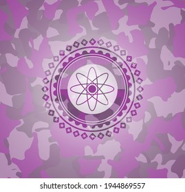 ícono de átomo sobre textura camuflada rosa y púrpura. 