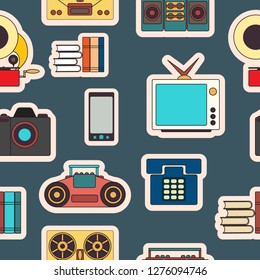 Dispositivos de audio desde los más antiguos hasta los más modernos. Ilustración vectorial sin inconvenientes.