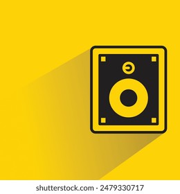 icono de altavoz de audio con sombra paralela sobre fondo amarillo