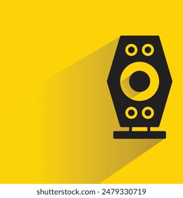 icono de altavoz de audio con sombra paralela sobre fondo amarillo