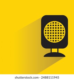 icono de altavoz de audio con sombra paralela sobre fondo amarillo