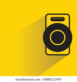 icono de altavoz de audio con sombra paralela sobre fondo amarillo