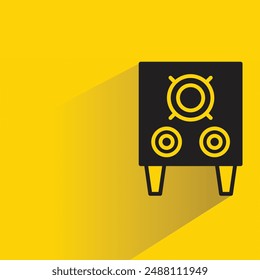 icono de altavoz de audio con sombra paralela sobre fondo amarillo