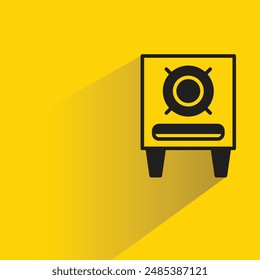 icono de altavoz de audio con sombra sobre fondo amarillo