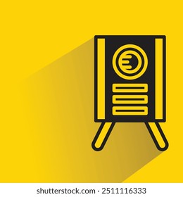 Icono de altavoz de audio con sombra sobre fondo amarillo