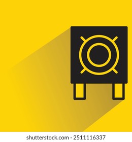 Icono de altavoz de audio con sombra sobre fondo amarillo
