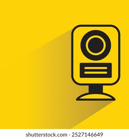 Icono de altavoz de audio con sombra sobre fondo amarillo