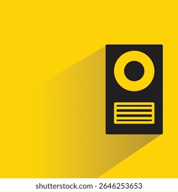 Icono de altavoz de audio con sombra sobre fondo amarillo