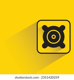 Audiolautsprecher mit Schatten auf gelbem Hintergrund