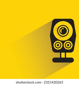 altavoz de audio con sombra sobre fondo amarillo