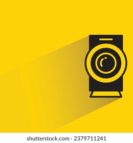 altavoz de audio con sombra sobre fondo amarillo