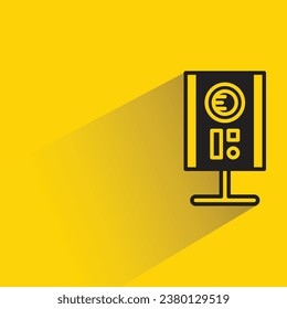 altavoz de audio con sombra sobre fondo amarillo