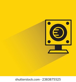 Audiolautsprecher mit Schatten auf gelbem Hintergrund