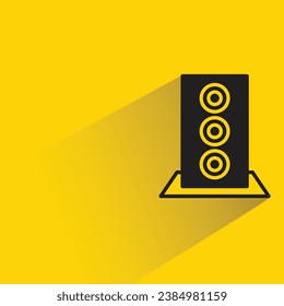 altavoz de audio con sombra sobre fondo amarillo