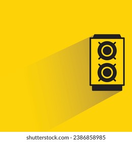 altavoz de audio con sombra sobre fondo amarillo