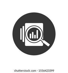 Icono de documento de auditoría en estilo plano. Ilustración vectorial del informe de resultados blanca en fondo aislado gris. Concepto de negocio de control de verificación