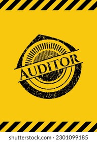 Emblema negro grunge del auditor dentro del signo de advertencia amarillo. Ilustración vectorial. Detallado. 