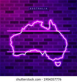 Mapa de Australia con el signo de la lámpara de neón brillante. Ilustración vectorial realista. Placa de nombre de país. Muro de ladrillo morado, resplandor violeta, portaobjetos metálicos.