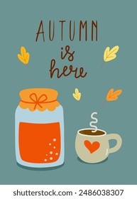 El otoño está aquí para leer con un frasco de hojas de roble de mermelada y una taza de té caliente. Letra dibujada a mano. Anuncio de otoño, frontera, tarjeta, invitación. Elemento decorativo de otoño con hoja.