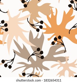 El otoño deja el fondo. Patrón vectorial sin fisuras con siluetas de hoja coloridas. Elegante textura ornamenta abstracta en tonos pastel, beige, marrón, naranja, blanco y negro. Ilustración de estilo Doodle