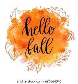 Die Herbstschrift Hallo Herbst auf Aquarell-Imitation Hintergrund mit Herbstblätter und Beeren Kranz. Wasserfarbspritzer, orangefarbene Textur, einzeln auf Weiß. Vektorgrafik.