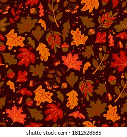 Herbstmuster mit Eichhörnchen. Nahtlos mit Herbstblättern in roter, brauner, gelber Farbe. Wald Jahreszeit Druck mit natürlichen Elementen für die Dekoration, Tapete. Hintergrund für Herbstkarten.