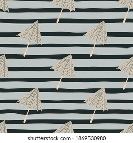 Patrón de doodle sin fisuras de otoño con sihouettes simples de paraguas. Fondo rayado negro y gris. Fondo decorativo para el diseño de tejidos, impresión textil, envoltura, cubierta. Ilustración vectorial.