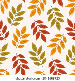 Herbstnahtloses Muster mit bunten Ascheblättern. Vektorgrafik auf weißem Hintergrund. Herbstschmuck. Blattdruck für Stoff, Verpackung, Umhüllung, Wandkunst. Rot, orange, grüne Farben.
