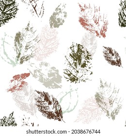 Patrón Seamless de Otoño. Cae hojas verdes y marrones sobre fondo blanco. Ilustración vectorial.