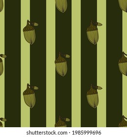 Herbstsaison nahtloses Muster mit einfachen Akornformen. Grüner gestreifter Hintergrund. Blumenwalddruck. Vektorgrafik für saisonale Stoffdrucke, Stoffe, Banner, Hintergründe und Wallpaper.