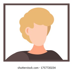 Avatar de un joven rubio sin rostro en el marco. Caricatura vectorial. Retrato de chico joven. Usuario del sitio web. Hombre blanco desconocido aislado con camiseta marrón. Icono web de estilo plano para el perfil de usuario