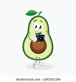 mascota del logo de aguacate con pose de cámara
