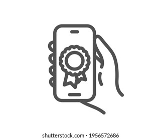 Icono de línea de la aplicación de premio. Mano con la señal de teléfono. Teléfono móvil con símbolo de notificación de pantalla. Elemento de diseño de calidad. Icono de aplicación de premio de estilo lineal. Trazo editable. Vector