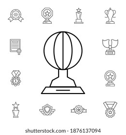 Premio, icono del vector plano de taza en el paquete de premios