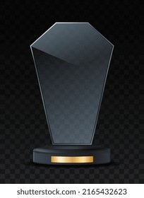 Concepto de trofeo de premio. Polígono inusual hecho de vidrio sobre soporte dorado. Copa por el ganador en competencia, logro de goles y motivación. Mejor premio al empleado. Ilustración vectorial isométrica realista