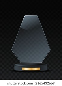 Concepto de trofeo de premio. Polígono inusual hecho de vidrio sobre soporte dorado. Premio para ganadores en competencia, logro de éxito y motivación. Decoración de estantería. Ilustración vectorial isométrica realista