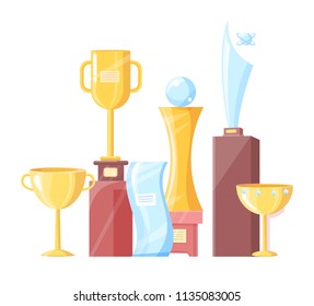 Los premios establecen iconos de reconocimiento. Trofeos de oro y cristal transparente en pedestal. Premios con etiquetas y diamantes, aislados en ilustración vectorial