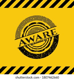 Consciente del emblema negro grunge dentro del signo de advertencia amarillo. Ilustración vectorial. Detallado. 