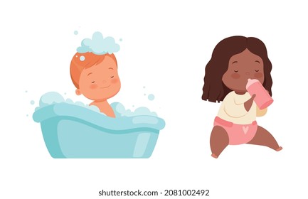 Babyboy in der Badewanne, der Bath und Girl Drink Milk aus dem Flaschendieb