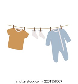 Ilustración vectorial de ropa de bebé. Imagen plana de ropa de niños lindos colgando en el tendedero - traje de sueño, medias y camiseta. Productos para niños, conceptos de uso de niños.